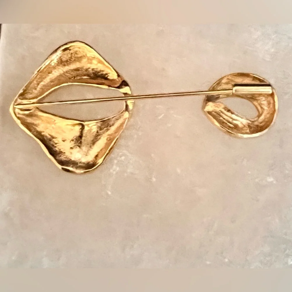 Modernist Gold-Tone Brooch Fluid Minimalist Stick Pin Abstract Artsy Unique Gift - Picture 7 of 7